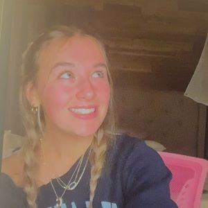 Meet your Posher, Caitlin